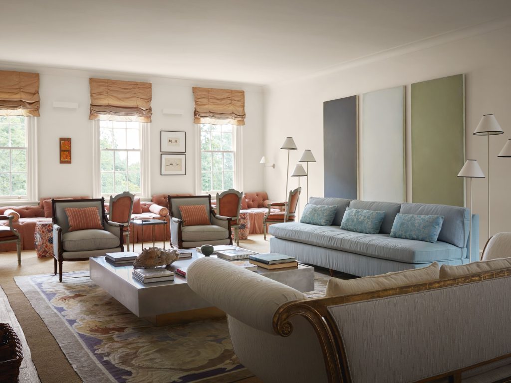 Massive Pigeon Takes Up Residence in New York City Townhouse Windows Massive Pigeon Takes Up Residence in New York City Townhouse Windows