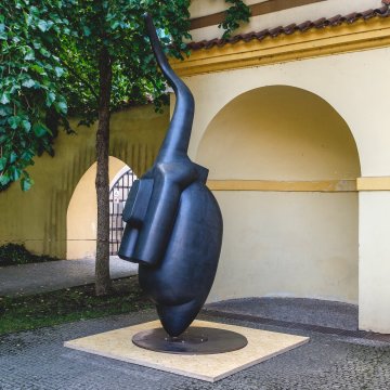 “Ethereal Illumination Merges Landscape Art and Sculpture to Foster a Tranquil Ambiance”