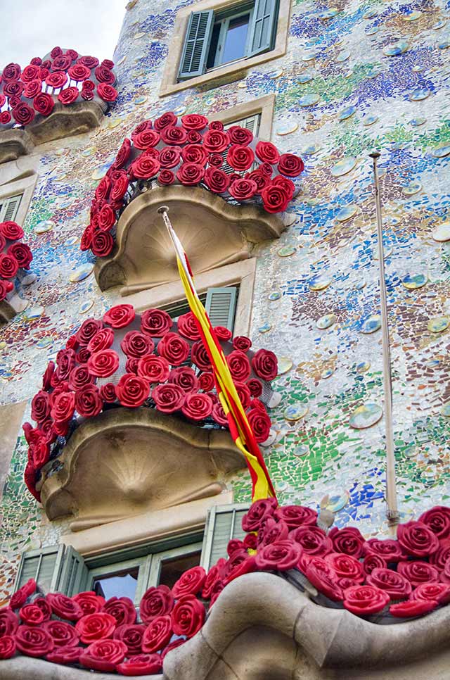 Iconic Gaudí Structure Welcomes Artistic Labyrinth by Celebrated European Sculptor