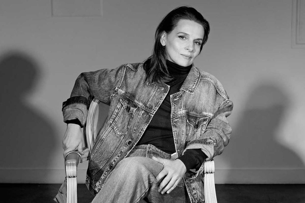 Actress Juliette Lewis Transforming Into a Chair: An Artistic Exploration