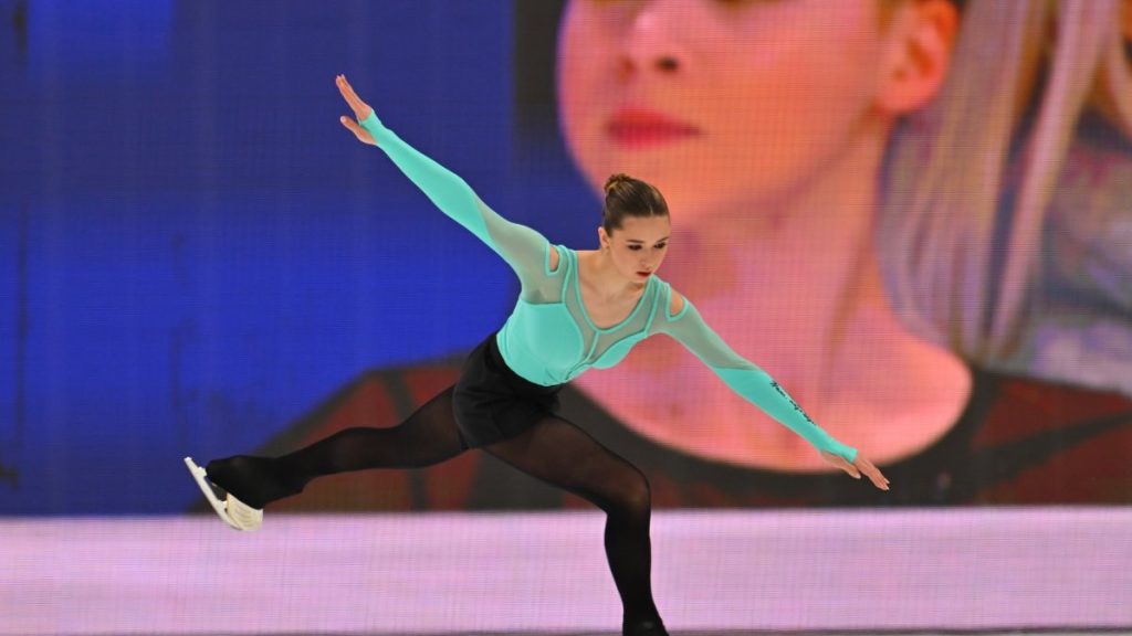 Ex-Professional Figure Skater Utilizes Background to Obtain Distinct Ice Skating Footage as Camera Operator